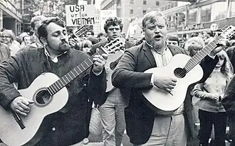 Van links naar rechts: Cornelis Vreeswijk, Fred Åkerström (midden) en Gösta Cervin, tijdens een Vietnamdemonstratie op Hötorget in Stockholm, 28 augustus 1965