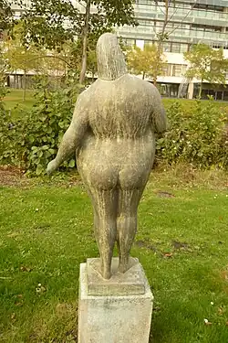 Vrouw bij water, beeld in tuin van ziekenhuis bij Boerhaavelaan in Haarlem.