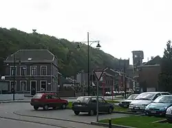 Zicht op Cheratte, met links (op de heuvel) de Belle-Fleur de Hoignée en rechts de betonnen en bakstenen mijntorens