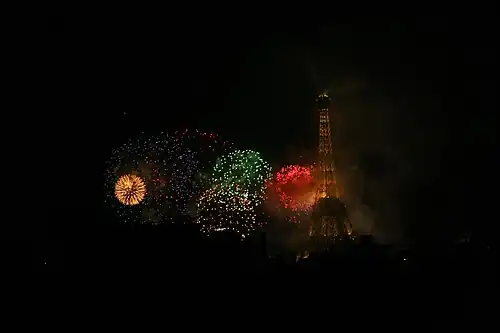 Vuurwerk rond de Eiffeltoren op 14 juli