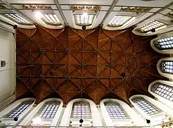 Het koor, dat hoger rijst dan het schip