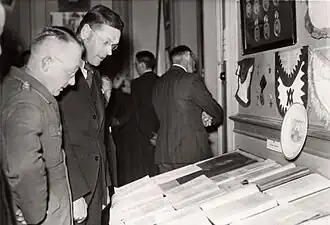 Schwier (links) en NSB-topman Tobie Goedewaagen bekijken een tentoonstelling over vrijmetselarij (1941)