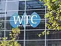 Logo van het WTC op een van de torens.