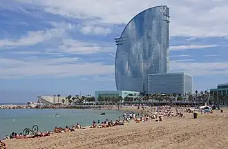 Het strand van Sant Sebastià met op de achtergrond het W Hotel