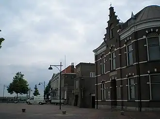 Sociëteit "De Verdraagzaamheid" aan de Waalkade met op de achtergrond de Martinus Nijhoffbrug