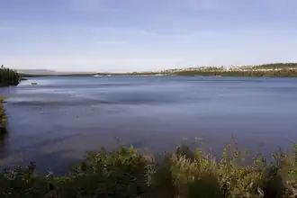 Zicht op Jean Lake met de kern van Wabush op de achtergrond