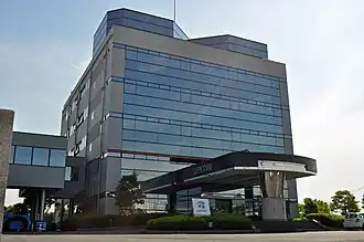 Het hoofdkantoor in Kazo anno 2012.