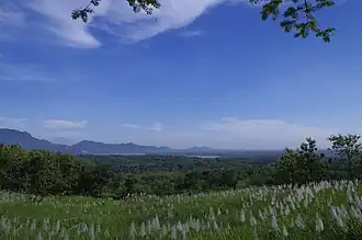 Op de achtergrond het Gajah Mungkur stuwmeer, deze is ontstaan door het afdammen van de langste rivier op het eiland Java, de Bengawan Solo
