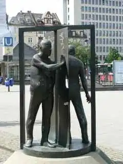 Mann im Drehtür (1986), Frankfurt am Main