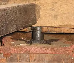 Gevleugeld tapijzer Walderveense molen. Tevens is de poortstok (hier een balk) zichtbaar.