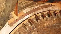 Niet scharnierend maanijzer met links net daarboven een van de vorkstutten van de vang van de Walderveense molen