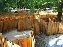 Paneellabyrint in Waldspielpark Goetheturm bij Frankfurt am Main