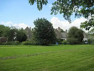 Voormalig gemeentehuis, omgebouwd tot woonhuizen