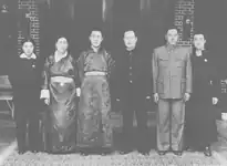 V.l.n.r. Tsering Dolma (oudste zus van de dalai lama), Gyalyum Chenmo (moeder), de 14e dalai lama, onbekend, Püntsog Wangyal, Lobsang Samten, Peking 1955