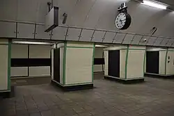 De doorgangen tussen perron en verdeelhal aan de roltrapzijde.