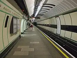 Het perron voor de metro's naar het westen vlak voor de voltooiing van het groot onderhoud (foto: aug. 2008)