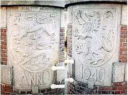 Links het wapen van Friesland, rechts Leeuwarden.