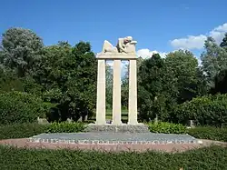 Oorlogsmonument langs de Amsterdamseweg, op de achtergrond het Broersepark