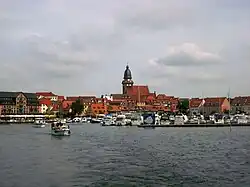 Kerk, gezien vanuit de jachthaven