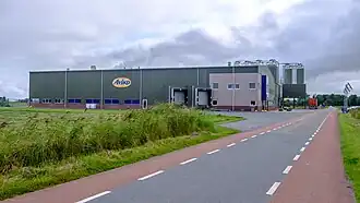 De fabriek vanuit het westen (2021).