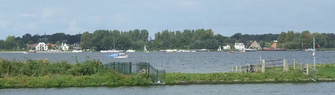 Zicht op Warmond. Van voor naar achter: de Zijl, de landstrook Tengnagel, de Kager plas 't Joppe en Warmond.