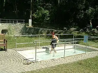 Wassertreten in een Kneippbecken in Kronberg im Taunus, Duitsland
