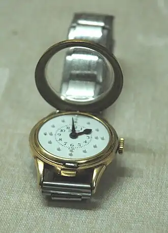 Blindenhorloge met voelbare wijzers en uurmarkeringen