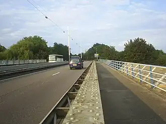 De Waterlinieweg bij het viaduct over de spoorlijnen