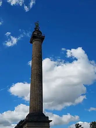 Close-up van de Waterloozuil en de daarboven op bevindende standbeeld van de overwinningsgodin Victoria
