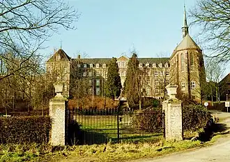 Zicht op voorgevel en kapel Huis Watersley