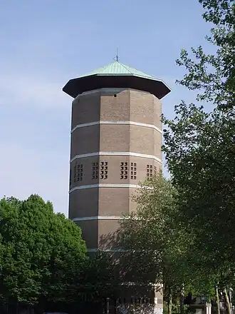 De watertoren met stenen buitenmuur uit 1959 (2007)