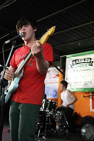 Wavves tijdens een optreden in 2009,met Nathan Williams links en Ryan Ulsh rechts