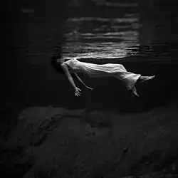 Modefoto van een drijvende vrouw (Weeki Wachee Springs), gepubliceerd in Harper's Bazaar (december 1947)