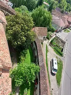 Foto vanaf de toren naar het ommuurde terrein