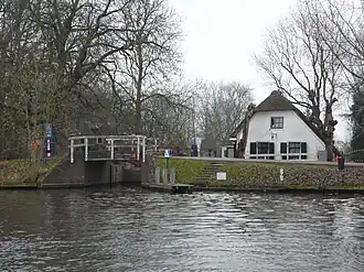 De Weersluis gezien vanaf de Vecht met de Weerbrug en De Vliegende Kraai.