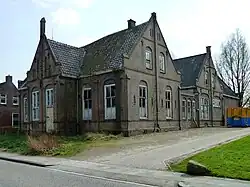 Het oude katholieke parochiehuis (1873), een gebouw ontworpen door Alfred Tepe. Later werd hier de St-Jozefschool gevestigd. Nadat het gebouw in 1970 werd gesloten, verviel het gebouw langzamerhand. In 2013 werd begonnen met een eerste restauratie. In 2022 werd begonnen met een nieuw project, waarbij het moet worden omgevormd tot een kunstcentrum gewijd aan De Ploeg.