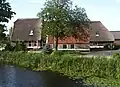 Boerderij met zomerhuis. Puntgevel met ontlastingsbogen. Mooie rieten daken