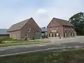 Voormalige houthandel thans boerderij Kanaalmond in Traditionalisme stijl
