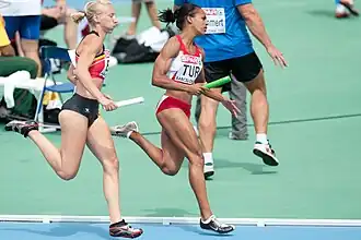 Wendy Den Haeze (links) in actie tijdens de 4 x 400 m op de EK van 2010, Barcelona.