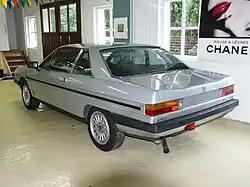 Styling: vin-vormige C-stijl; kniklijnen in kofferdeksel en schuining in zijkant achterlicht