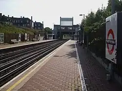 Het stationsgebouw boven de sporen.