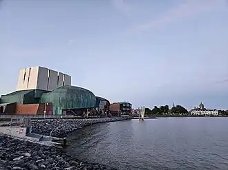 Schouwburg Het Park en op de achtergrond een deel van de bebouwing aan de straat