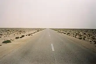 Een weg door de Westelijke Sahara (foto: jan 2007).