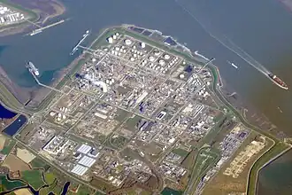 Luchtfoto met daarop links de Braakmanhaven