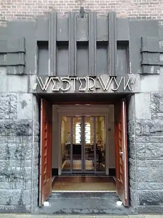 ingang van de kerk (op nr 150)