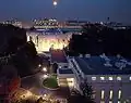 Het Witte Huis bij nacht, met rechts vooraan de West Wing waarin zich het Oval Office bevindt