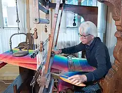 Schieten van de spoel(Museum Het Leids Wevershuis)