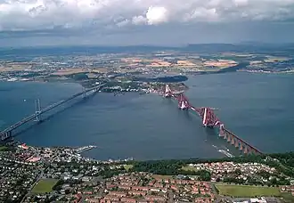 De twee Forth Bridges, de Forth Road Bridge voor wegverkeer en een voor spoorverkeer
