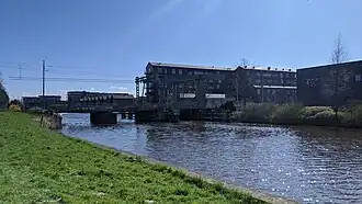 Links vast deel, rechts ophaalbrug