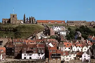 De abdijruïne met Whitby op de voorgrond